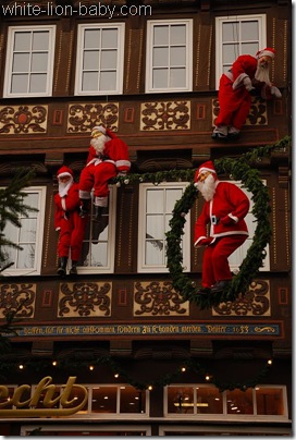 Weihnachtsmänner an der Fassade