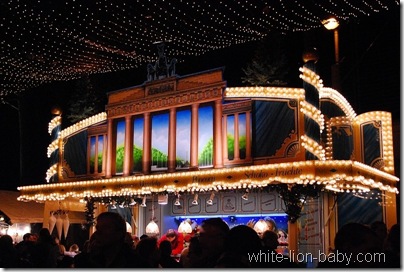 Auf dem Weihnachtsmarkt am Opernpalais