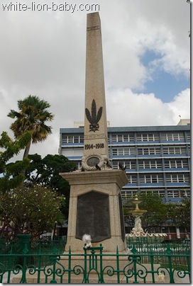 Löwenbaby am Obelisk in Bridgetown