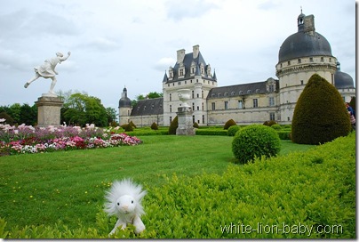 Im vorderen Garten von Schloss Valençay