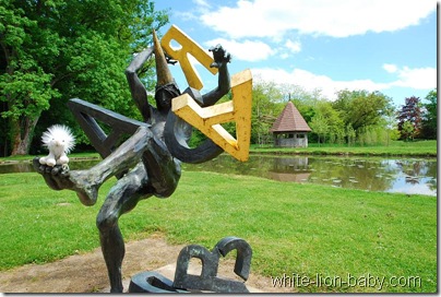 Skulptur im Wassergarten