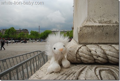 Am Fuß des Arc de Triomphe